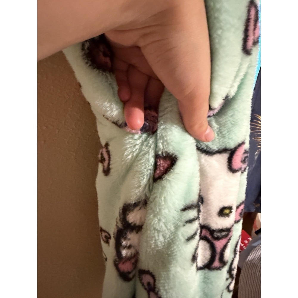 Hello Kitty Ultra Soft Turquoise Teal Throw 50" x 70" - Picture 3 of 3
